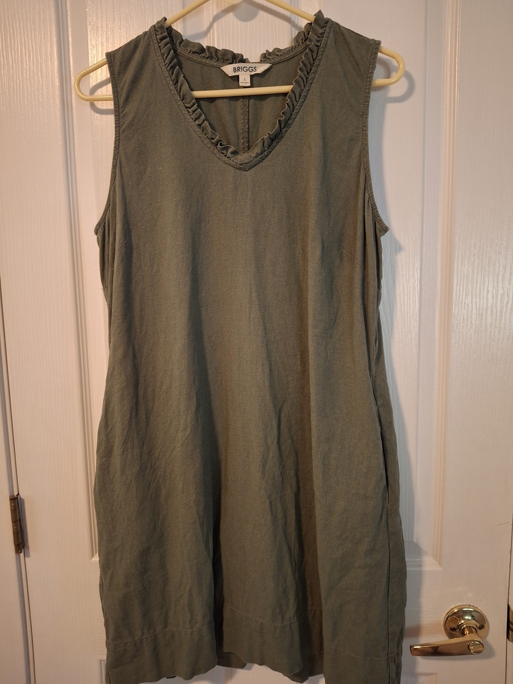 Briggs New York Olive Green Sleeveless V-Neck Ruffle Dress With Pockets!